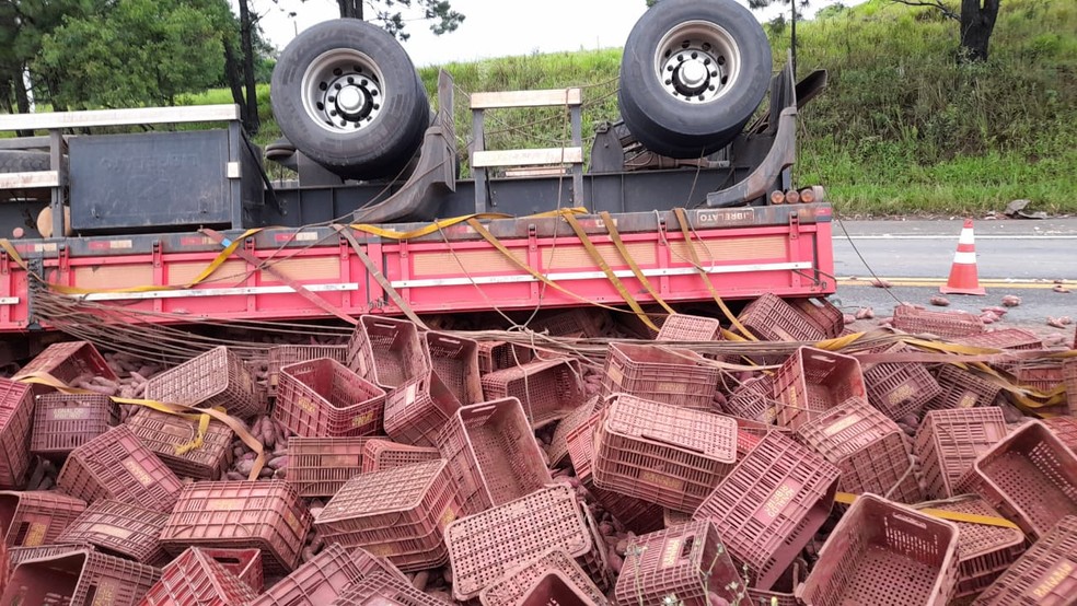 Caminhão tomba e carga de batata-doce fica espalhada na SP-079  — Foto: Ana Carolina Souza/ Arquivo Pessoal 