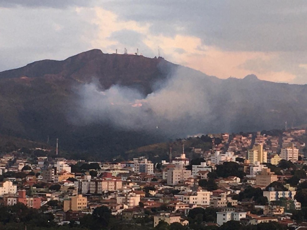 Incêndio atinge a Serra do Curral, em Belo Horizonte — Foto: Redes Sociais