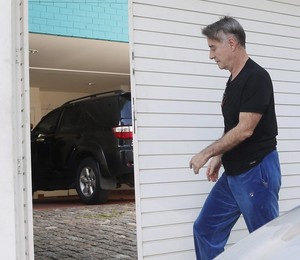 Eike Batista chega à casa de Luma de Oliveira, logo após a PF (Foto: Agência O Globo)
