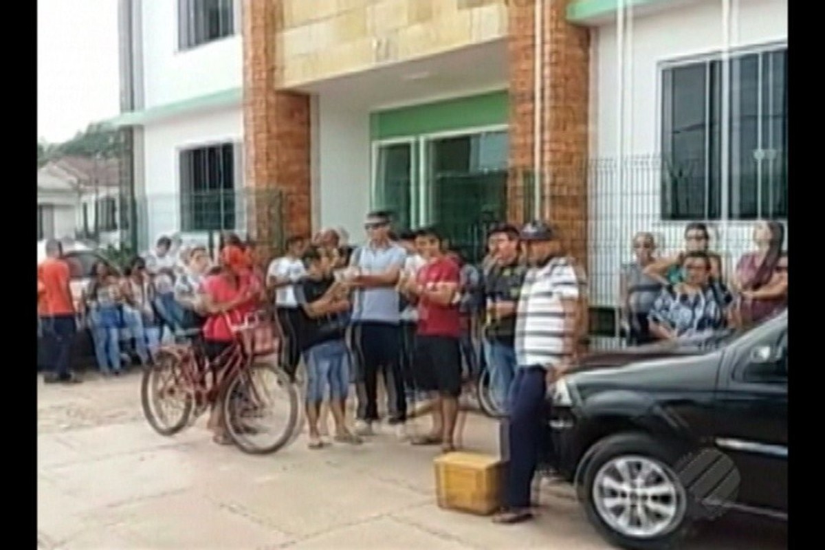 Professores de Santo Antônio do Tauá protestam contra salários atrasados Pará G1