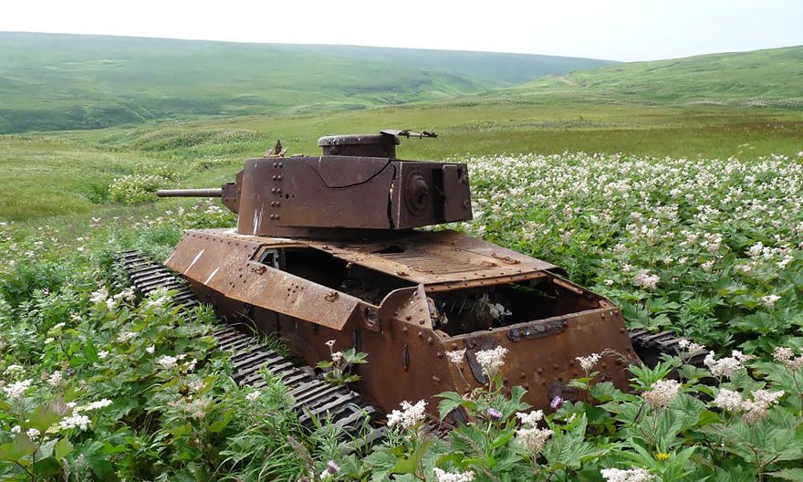 Tanque encontrado em Shumshu, na Rússia (Foto: BoredPanda)