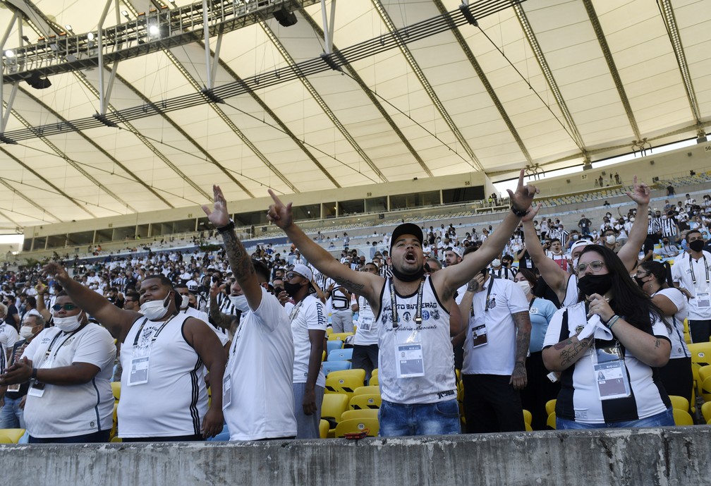 Torcedores do Santos aglomerados no estádio — Foto: Mauro Pimentel/Reuters