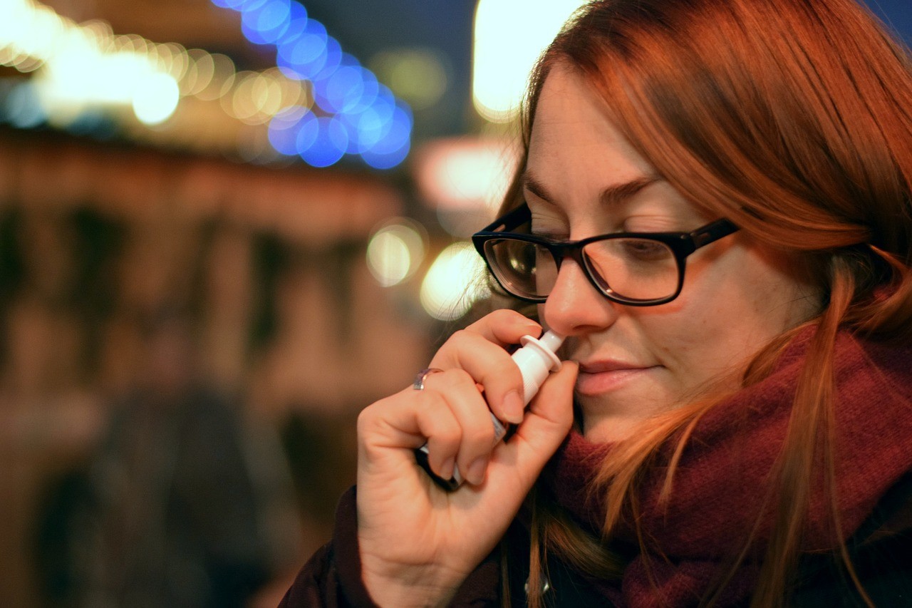 Pesquisadores da Universidade de Helsinque, na Finlândia, criaram spray nasal que pode proteger contra todas as variantes do Sars-CoV-2 (Foto: ThorstenF /Pixabay )