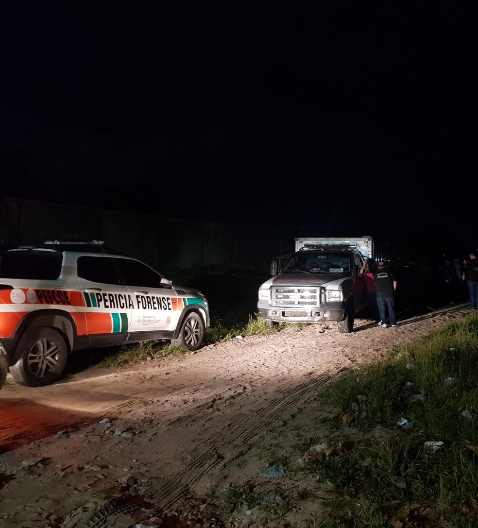 Corpo de mulher é encontrado em estrada de terra em Aquiraz, na Grande Fortaleza. — Foto: Rafaela Duarte/ SVM