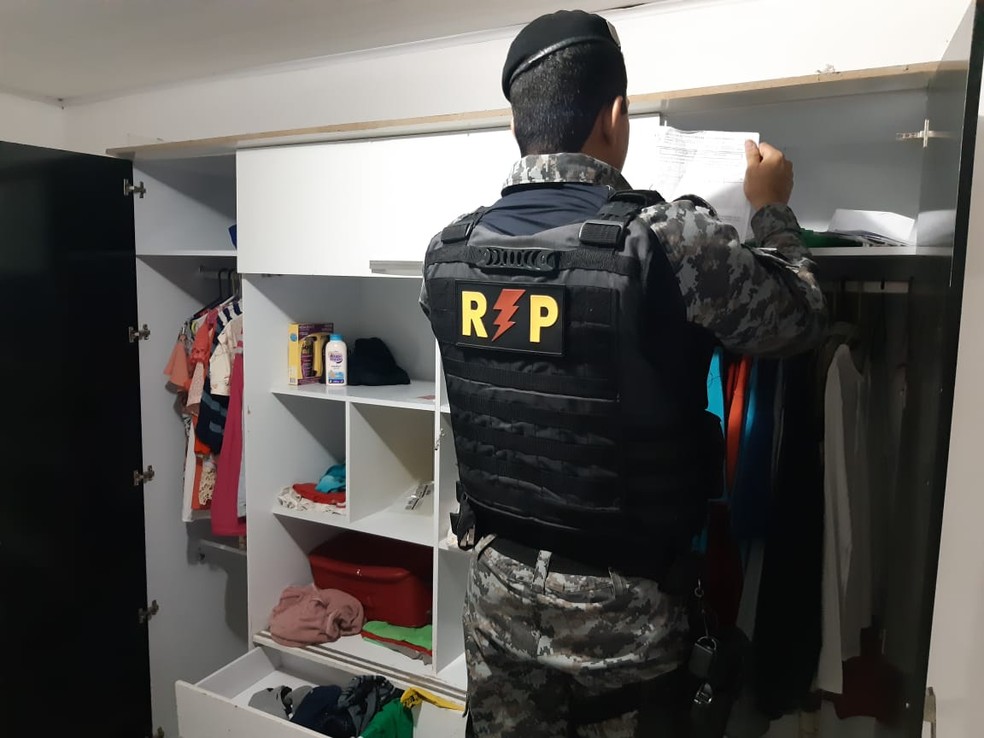 Policiais cumprem mandados na Operação Taxa Zero em Alagoas — Foto: Ascom/MP