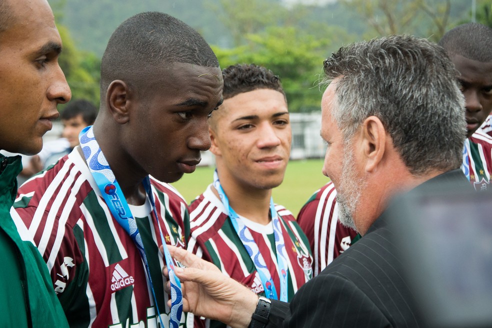 Gerson recebendo medalha de Campe&atilde;o Carioca Sub-17 no Fluminense &mdash; Foto: BRUNO HADDAD/FLUMINENSE F.C.