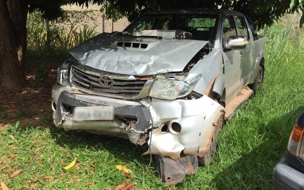 Toyota Hilux que bateu em VW Kombi em Niquelândia — Foto: Divulgação/Polícia Civil