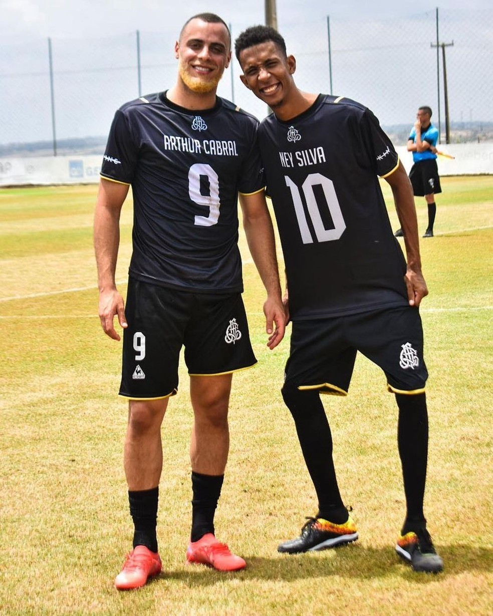 Arthur Cabral e Ney Silva em amistoso festivo organizado pelo atacante, na cidade de São Sebastião de Lagoa de Roça — Foto: Acervo pessoal / Ney Silva