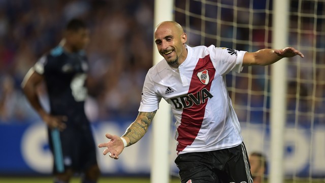 Encostou! River supera Emelec fora de casa e divide liderança do grupo com Fla