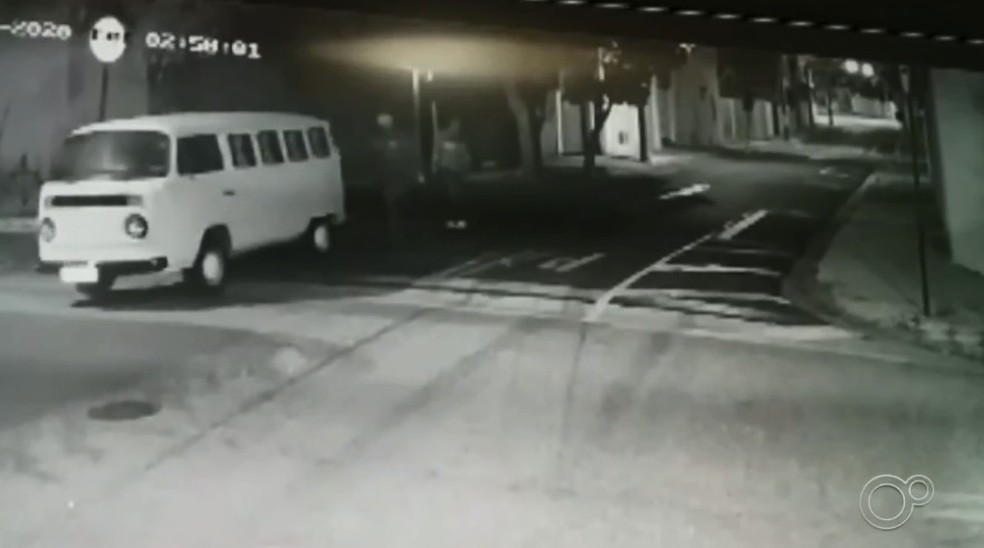 Criminosos furtam carro na Vila Hort&ecirc;ncia em Sorocaba; v&iacute;deo &mdash; Foto: Reprodu&ccedil;&atilde;o/TV TEM