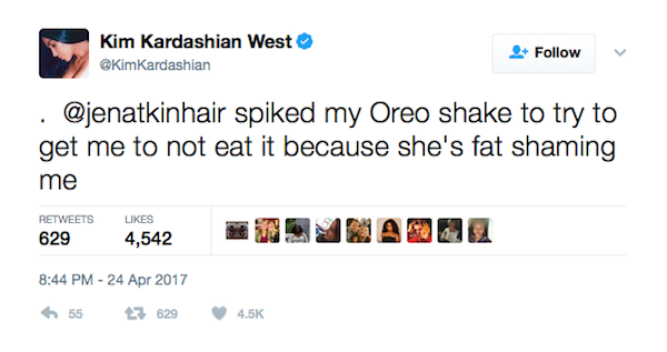 A celebridade Kim Kardashian denunciando a suposta brincadeira feita por suas amigas em relação ao seu corpo (Foto: Twitter)