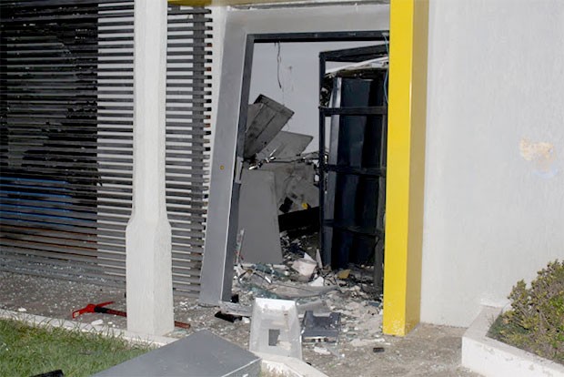 Agência do Banco do Brasil em São Tomé ficou parcialmente destruída com a explosão (Foto: Ari Fotografias/São Tomé de Cara Limpa)