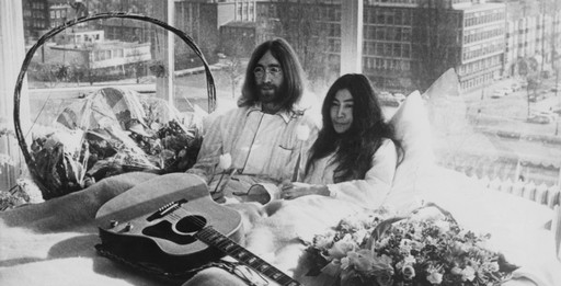 Yoko Ono e John Lennon. Um dos casais mais famosos da música, Yoko e John passaram a lua-de-mel na cama -- porém não qualquer outro casal apaixonado. Os dois não saíram do quarto no hotel em que ficaram em Amsterdam, em protesto contra violência.