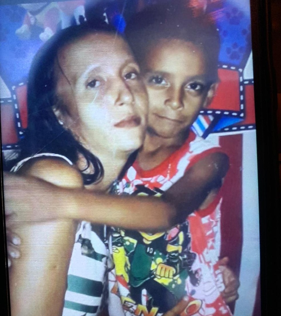 Mãe e filho foram encontrados mortos dentro de loteamento em Porto Velho.  — Foto: Reprodução/Arquivo pessoal