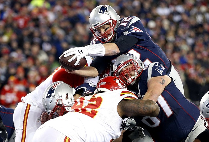 Tom Brady, do New England Patriots, avança para touchdown, NFL (Foto: Reuters)