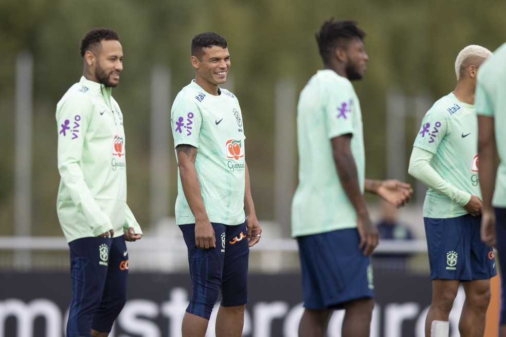 Neymar e Thiago Silva no treino da Seleção em Le Havre — Foto: Lucas Figueiredo / CBF