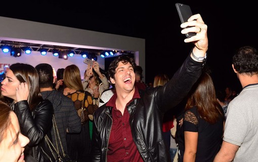 Rafael Infante tira selfie durante o show