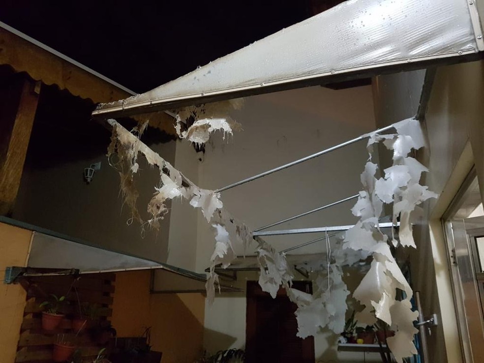 Toldo danificado em casa no Jardim Tannus, em Jundiaí — Foto: Arquivo Pessoal/Tatiana Nakamura
