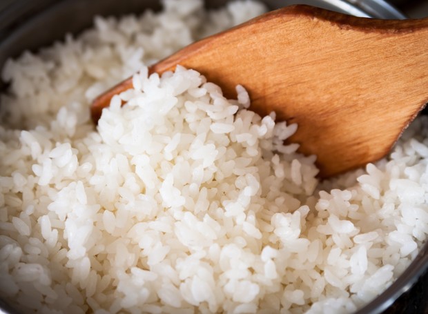 Para esquentar arroz na panela, é preciso tampá-la e adicionar um pouco de água (Foto: GettyImages)