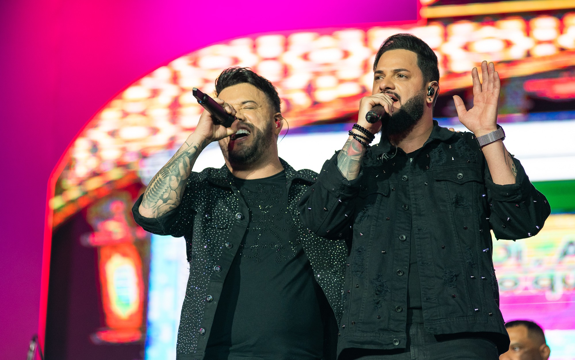 Do sertanejo ao pagode, Diego & Victor Hugo relembram origens em show na Festa do Peão de Barretos