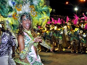 Desfile de carnaval de Campinas na saída do Túnel Joá Penteado, em 2011 (Foto: Leandro Filippi / G1)