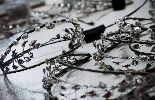Setting Swarovski crystals in the tiaras, diadems and crowns for Lacroix's A Midsummer Night's Dream (Foto: ANN RAY)
