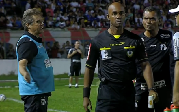 Oswaldo reclama com quarto árbitro após quase ser atingido por lata de cerveja (Foto: Reprodução SporTV)