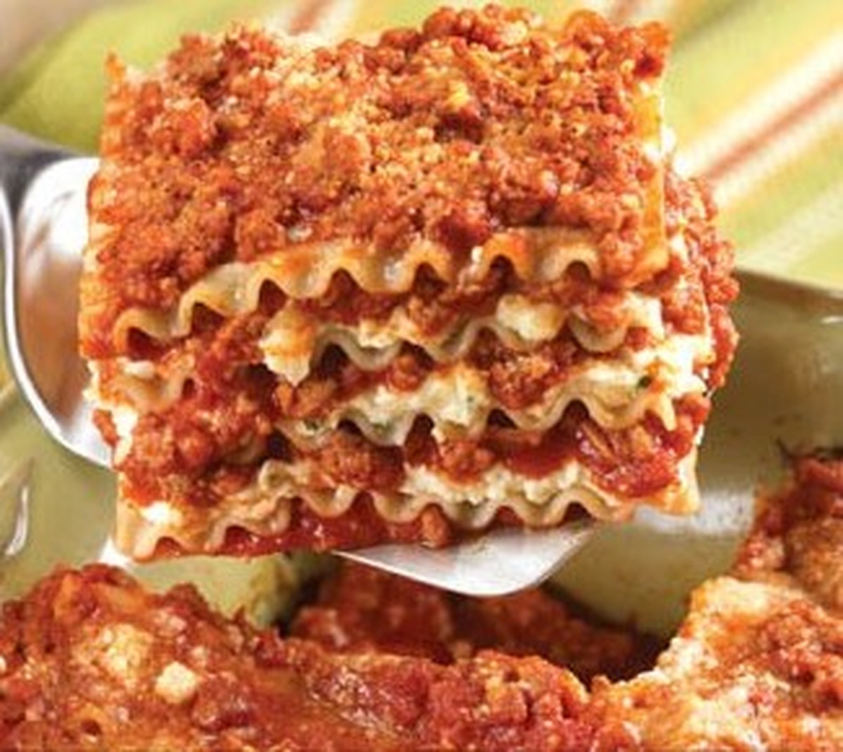Lazanha De Carne Moida Receitas Receitas 400 g de macarrão 200 g de carne moída 1 cebola molho de tomate (ver nota 1) sal pimenta do reino 1 dente de alho salsinha verde picada água óleo queijo ralado (opcional). lazanha de carne moida receitas