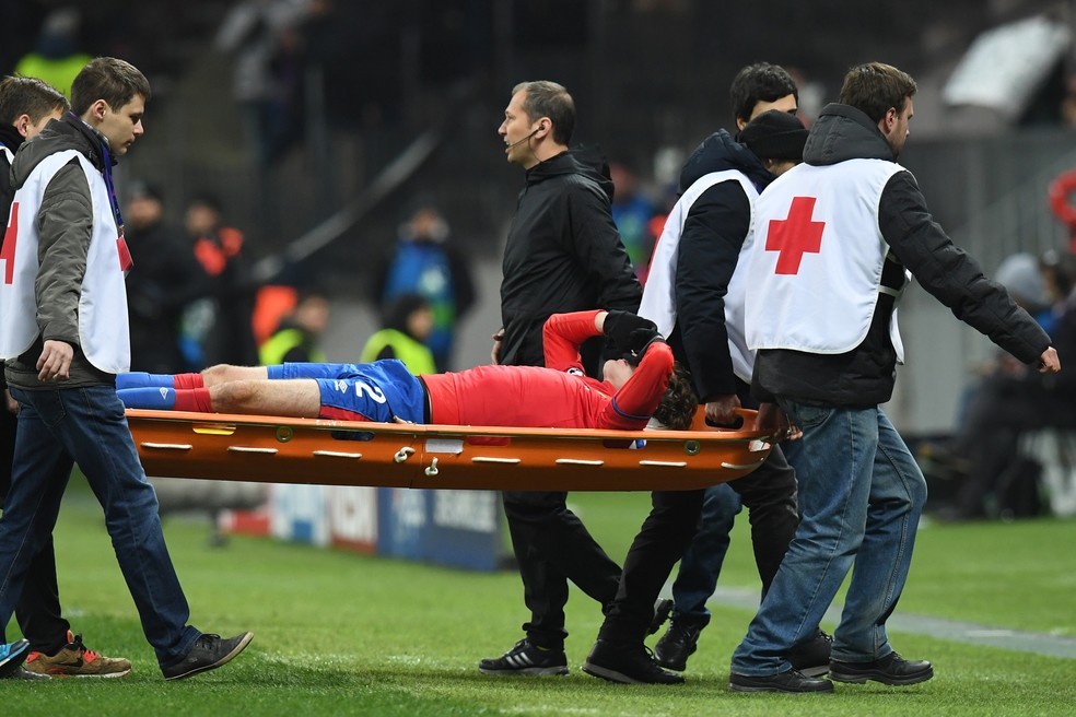 Mário Fernandes deixa jogo do CSKA de maca — Foto: AFP