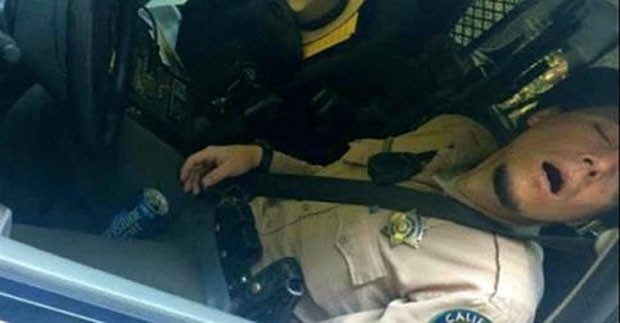 Guarda florestal foi afastado depois de ser flagrado supostamente bêbado, dormindo no patrulha com uma cerveja entre as pernas. (Foto: Reprodução/Facebook/Dayton DUI)