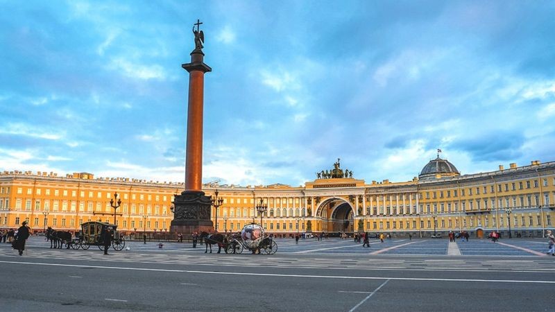Palácio de inverno ao entardecer, em São Petersburgo (Foto: Getty Images via BBC News)