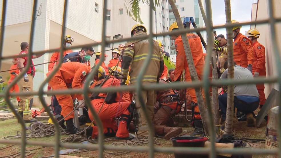 Bombeiros resgatam funcionários que desmaiaram em cisterna de prédio em Águas Claras, no DF — Foto: TV Globo/Reprodução