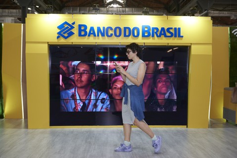 A repórter digital Anita Porfirio aproveita o free wi-fi do lounge do Banco do Brasil para atualizar as redes sociais da Vogue