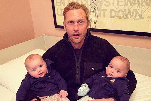 Alexander Skarsgard com os filhos do seu amigo, Derek Blasberg (Foto: Reprodução / Instagram)