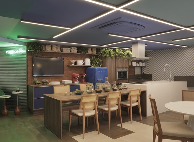 “Restaurante Café’, desenvolvido por Jorge Vasconcelos agrega um espaço gastronômico onde são oferecidos workshops de culinária. A decoração com pegada industrial e materiais sóbrios contrasta com a iluminação de LED e o teto pintado de azul (Foto: Divulgação)