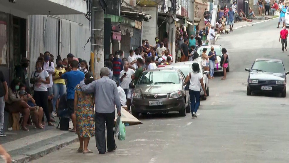 Fila para agência da Caixa em Duque de Caxias nesta segunda (27) — Foto: Reprodução/TV Globo