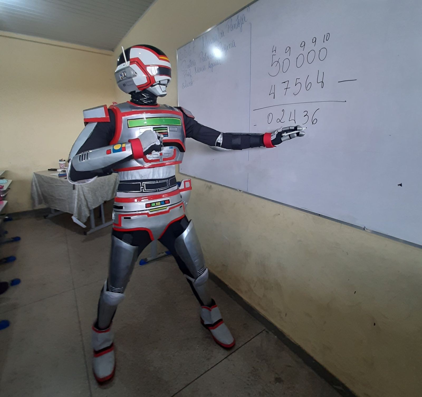 Professor de matemática é destaque em salas de aula do Pará com cosplay de Jaspion e outros super-heróis