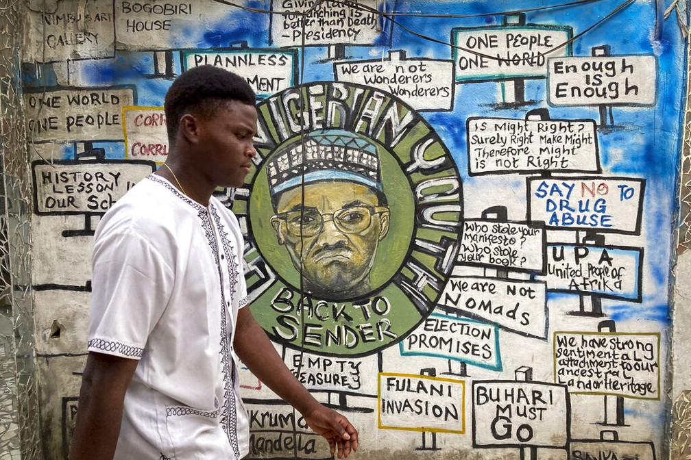 Mural de protesto contra o atual presidente da Nigéria, Muhammadu Buhari, em Lagos, em 24 de fevereiro de 2023 — Foto: Ben Curtis/AP