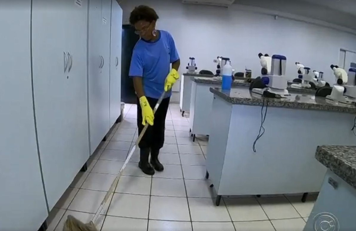 Faxineira da Unesp sonha em ser bióloga e divide tempo entre trabalho e estudo para o Enem