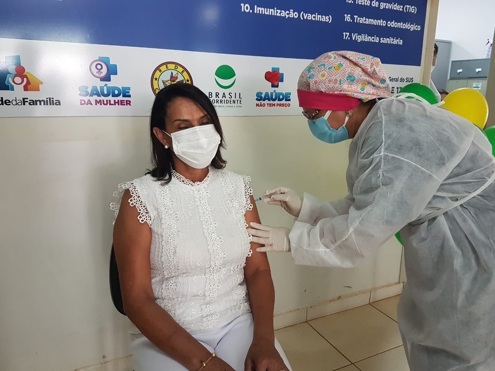 Profissional de saúde sendo vacinada com a CoronaVac em Rubiácea  — Foto: Divulgação/Prefeitura de Rubiácea 
