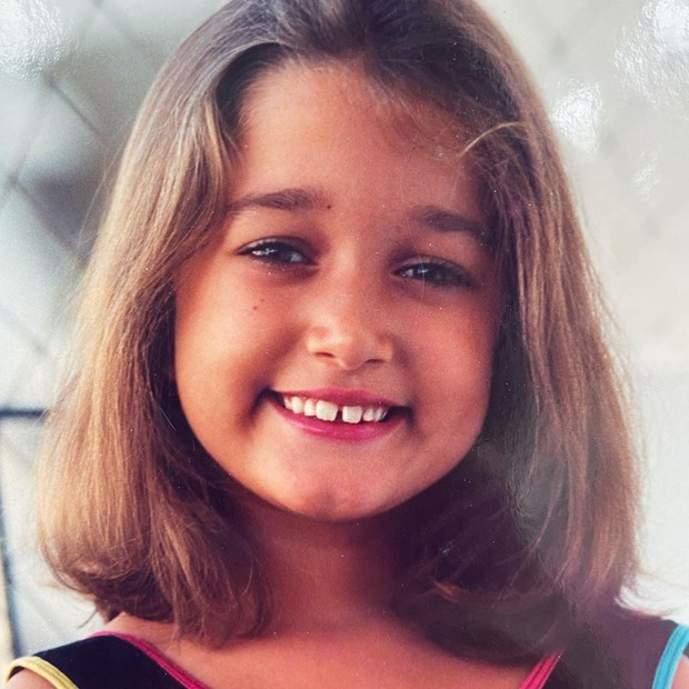 A influencer Gabriela Pugliesi em foto da infância (Foto: Reprodução/Instagram)