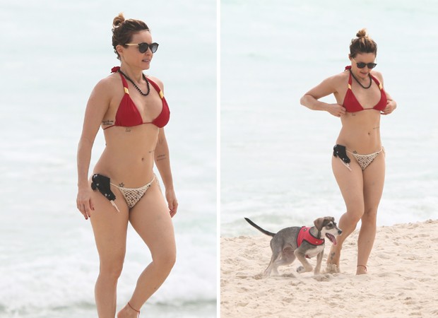 Rita Guedes se diverte com cachorrinho em praia no Rio