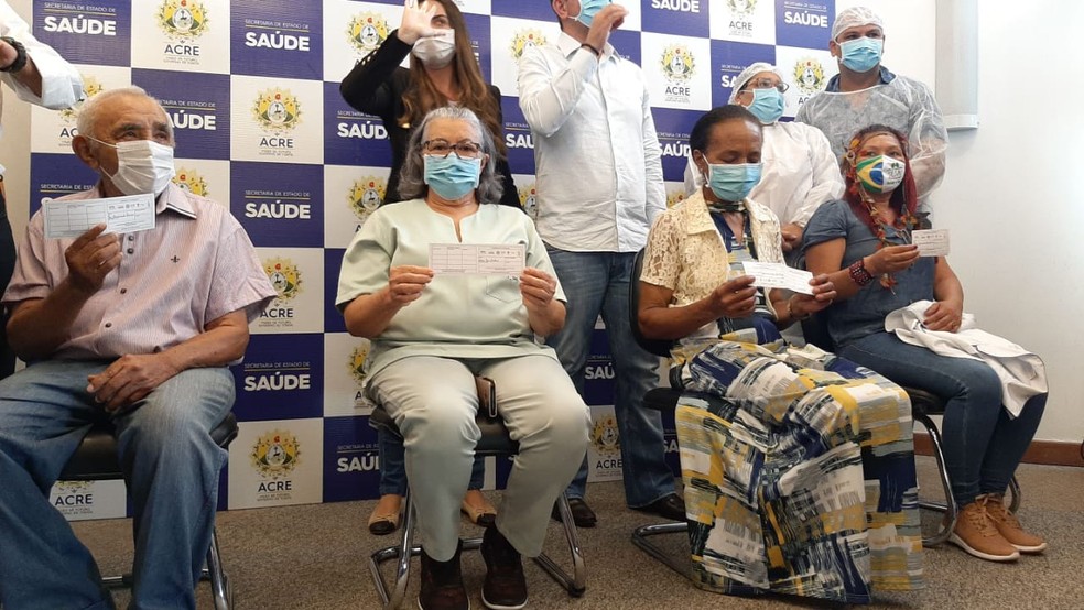 Quatro primeiros vacinados receberam a carteirinha em Rio Branco  — Foto: Aline Nascimento/G1