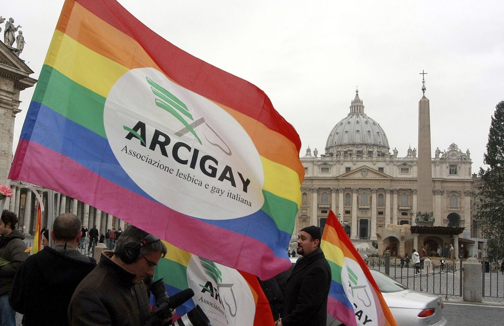Ativistas da associação italiana de direitos gays Arcigay seguram faixas e bandeiras durante uma manifestação em frente ao Vaticano — Foto: Sandro Pace/AP