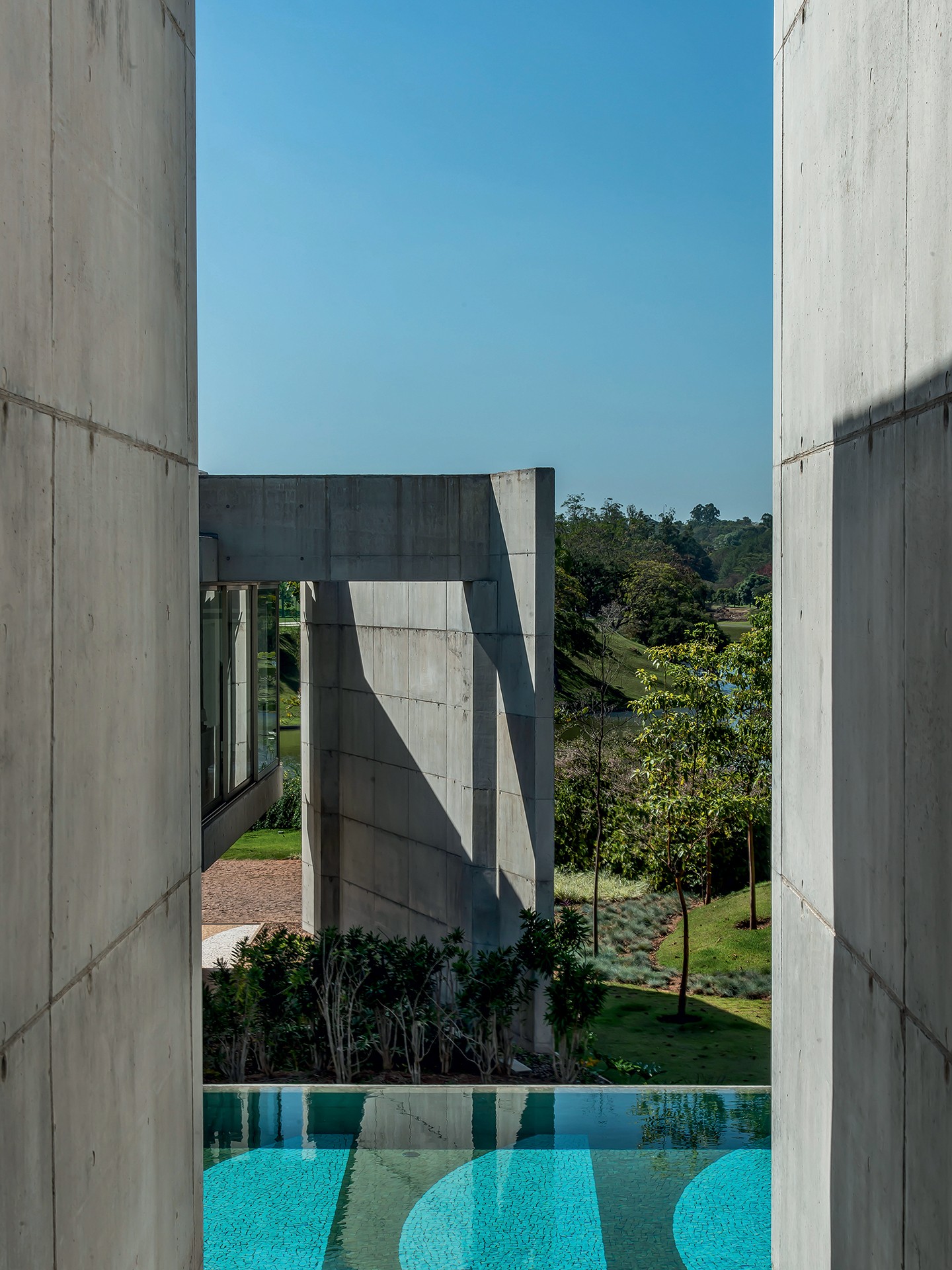 De concreto e vidro, casa garante fluidez e sensação de liberdade (Foto: Cacá Bratke)
