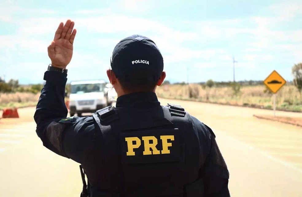 Policial rodoviário fiscaliza rodovia federal, em imagem de arquivo — Foto: Divulgação/PRF