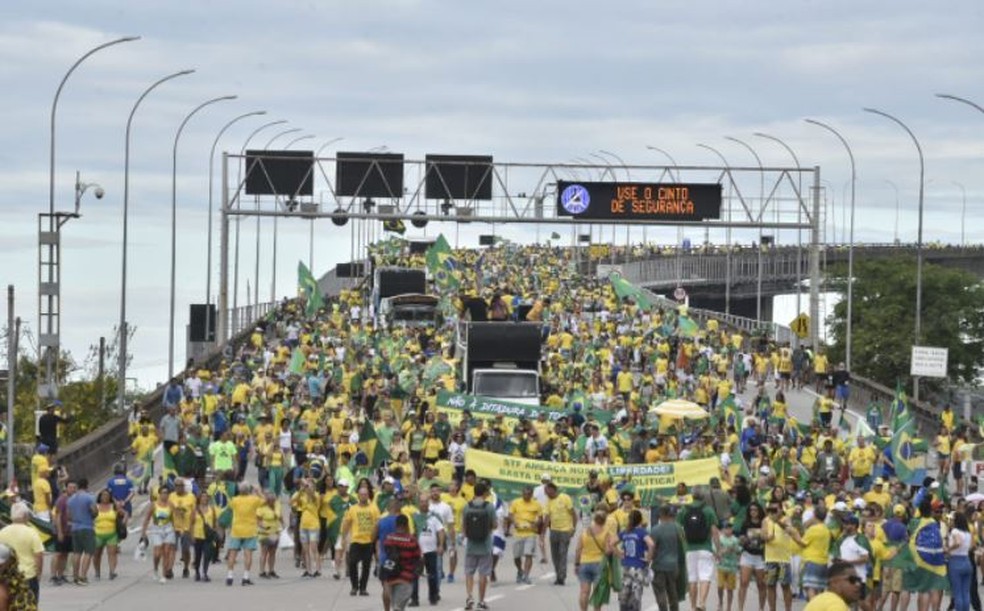 Manifestantes atravessaram a Terceira Ponte — Foto: Ricardo Medeiros/Rede Gazeta