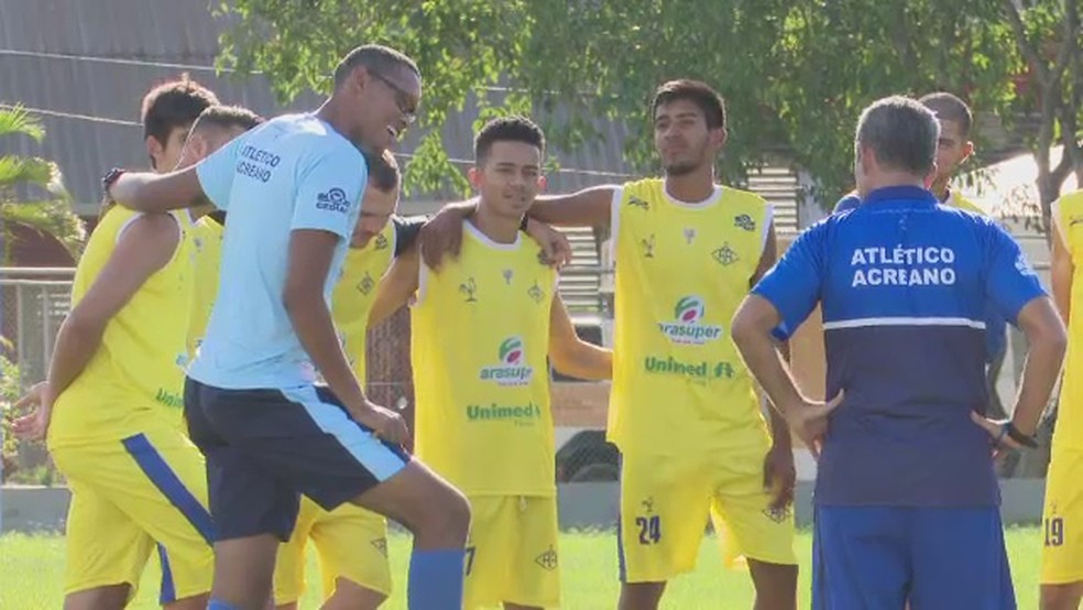 Maurício Carneiro (de óculos), substitui técnico Álvaro Miguéis (camisa azul à D), no comando do Atlético-AC, neste domingo (22)  (Foto: Reprodução/Rede Amazônica Acre)