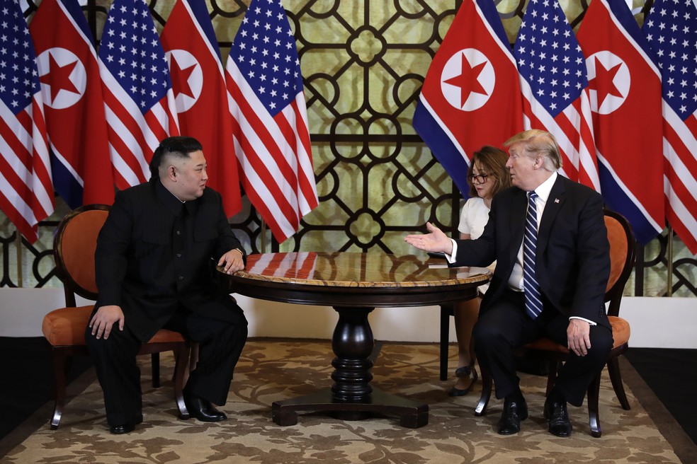 Kim Jong-un e Donald Trump abrem segundo dia da reunião bilateral em Hanói, no Vietnã — Foto: Evan Vucci/AP Photo