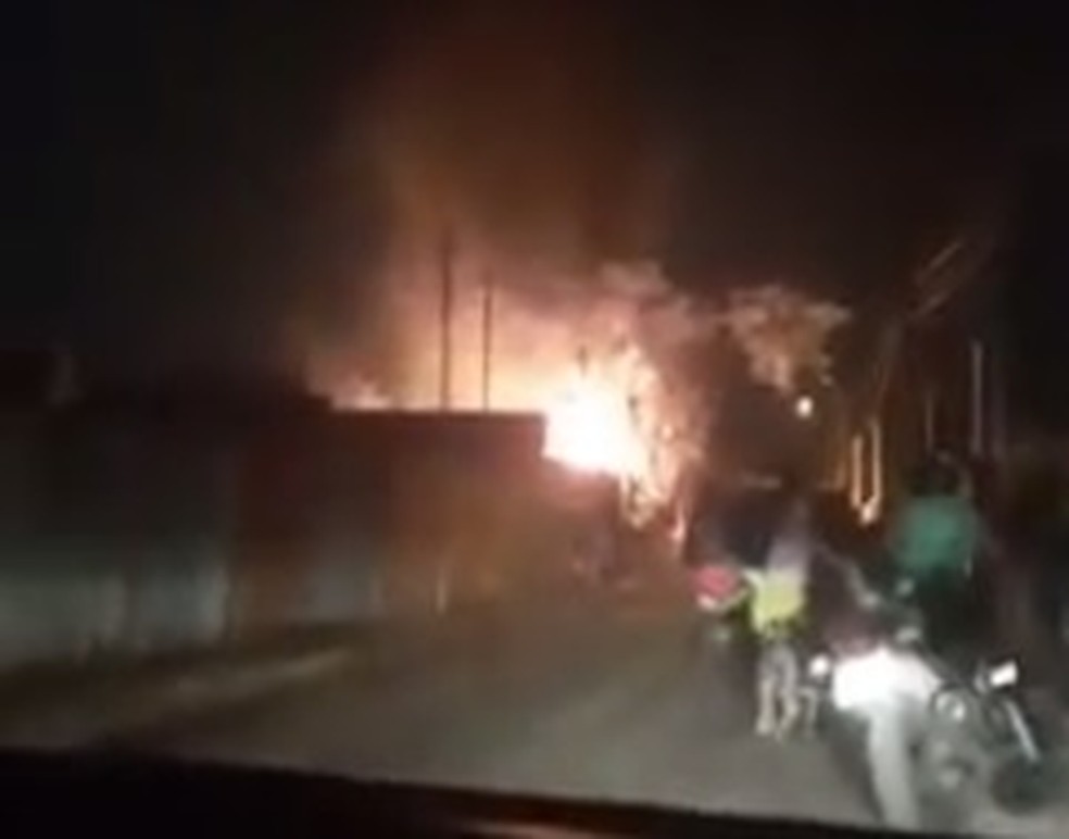 Durante tentativa de homicídio, criminosos ateiam fogo em casas após tiroteio em bairro de Rio Branco — Foto: Arquivo
